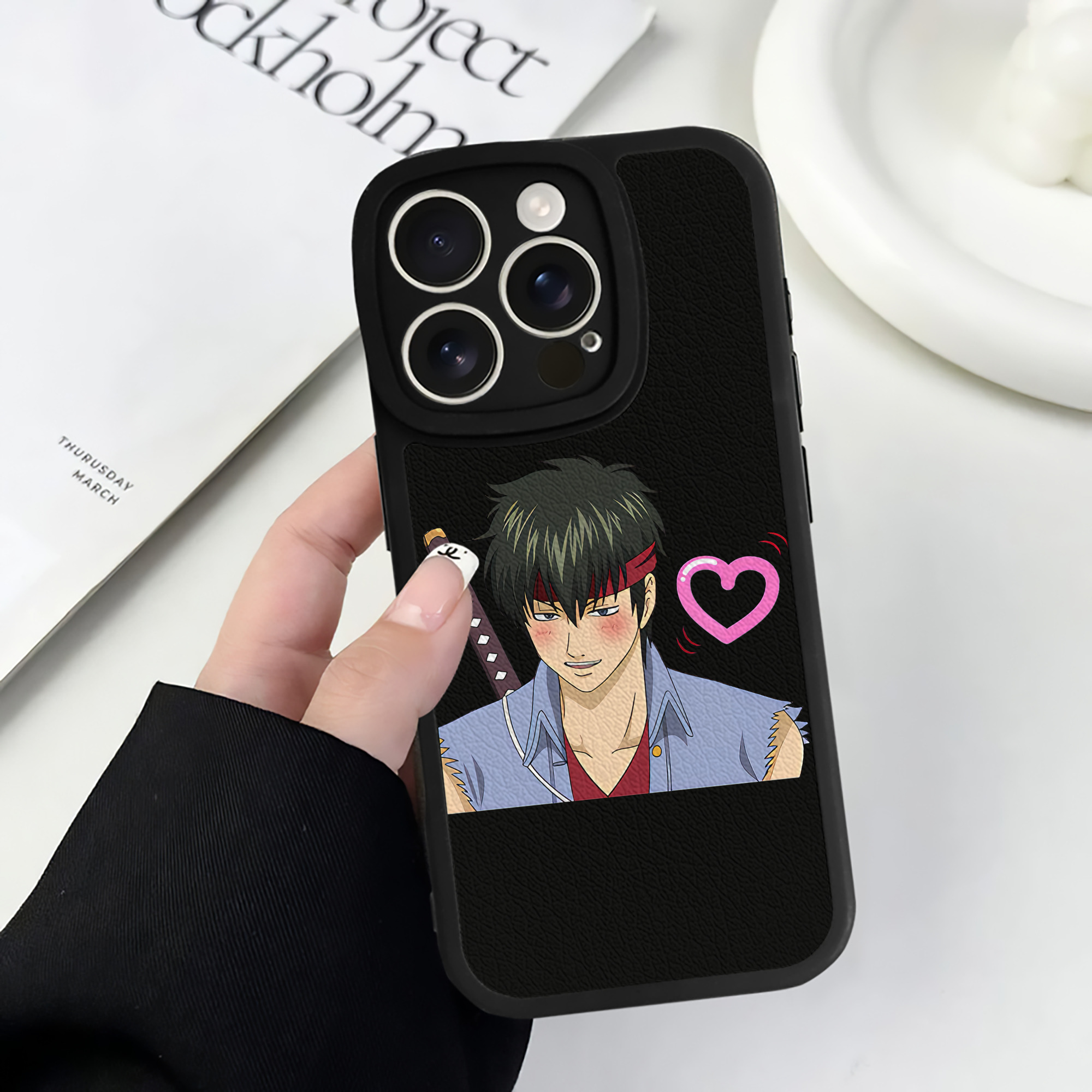 （画像用） ぎんたま 坂田銀時（さかたぎんとき） 神楽 志村新八（しむら しんぱち） GINTAMA Sakata Gintoki Kagura Shimura Shinpachi 【iPhone 16シリーズ対応】シリコンスマホケース（レザー調） 材質：シリコン